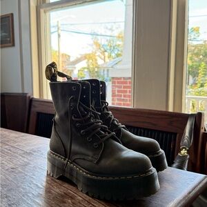 SIZE 9 Dr. Martens Jadon III
Lace Up Boots